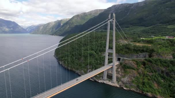 Letecký Pohled Auto Projíždějící Visutým Mostem Hardangerbrua Nad Klidnou Fjordovou — Stock video