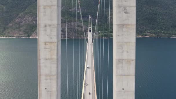 Plusieurs Véhicules Traversent Suspension Voie Unique Hardanger Bridge Dessus Eidfjord — Video