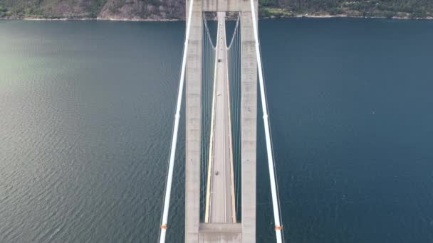 Γέφυρα Χάρντινγκε Στη Νορβηγία Αυτοκίνητα Οδηγούν Στον Αυτοκινητόδρομο — Αρχείο Βίντεο