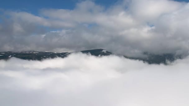 Hustý Bílý Mrak Pomalu Pohybuje Zatímco Pozadí Vysoké Vrcholy Hardangervidda — Stock video