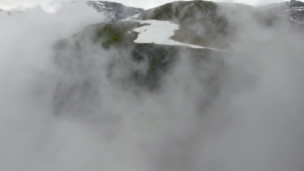 Luchtfoto Van Dramatische Mist Onthult Klif Rand Met Sneeuw Pleisters — Stockvideo