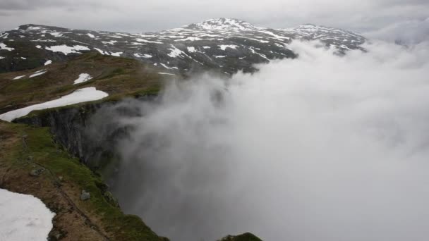 Drohne Schoss Norwegen Durch Wolken Die Steilen Berghänge Hinauf — Stockvideo