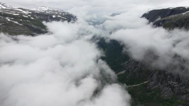Nuvens Cobrindo Vale Simadal Noruega Montanhas Drone Tiro Cenário Bonito — Vídeo de Stock