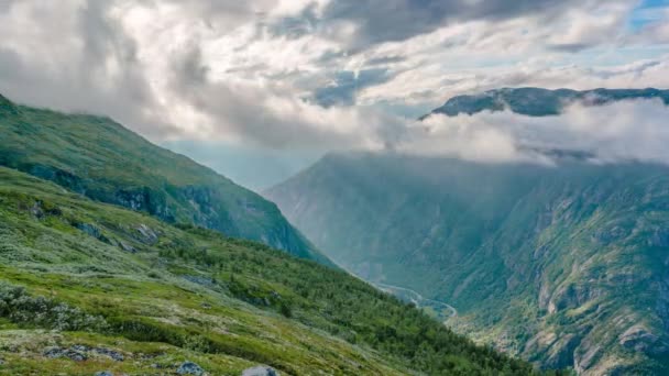 Zeitraffer Zwischen Wolken Und Sonnenstrahlen Zwischen Den Bergen Von Hardangervidda — Stockvideo