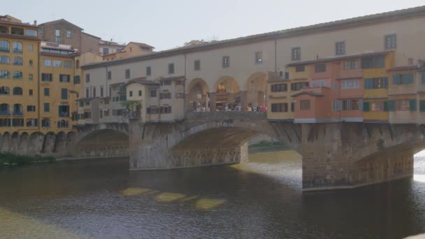 Szerokie Ujęcie Ludzi Spacerujących Słynnym Moście Ponte Vecchio Florencji Turystyka — Wideo stockowe