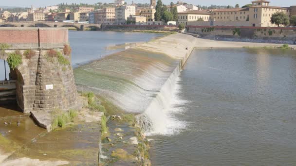 アルノ川のダムの上に水が注ぐフィレンツェイタリアはゆっくりとした動きで地球温暖化気候変動 — ストック動画
