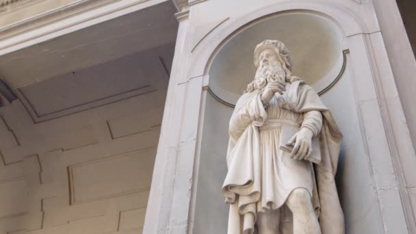 Statua Leonardo Vinci Sorge Fuori Dalle Gallerie Degli Uffizi Firenze — Video Stock