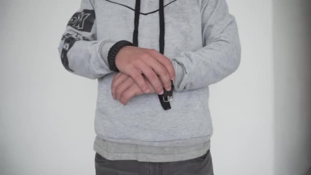 Młody Człowiek Zakładając Zegarek Sportowy Aby Wyjść Randkę Przyjaciółmi — Wideo stockowe