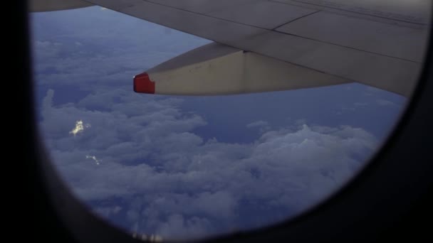 Pohled Křídlo Vinobraní Letadla Okna Zataženou Oblohou — Stock video