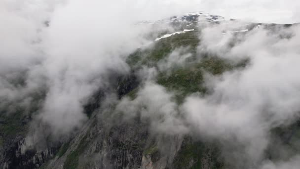 Niedrig Hängende Weiße Wolken Ziehen Langsam Über Die Berge Des — Stockvideo