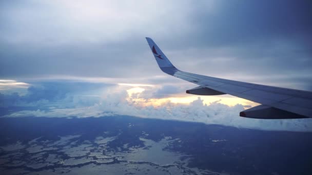 Όμορφο Ηλιοβασίλεμα Από Παράθυρο Ενός Αεροπλάνου Ένα Ήσυχο Ταξίδι — Αρχείο Βίντεο