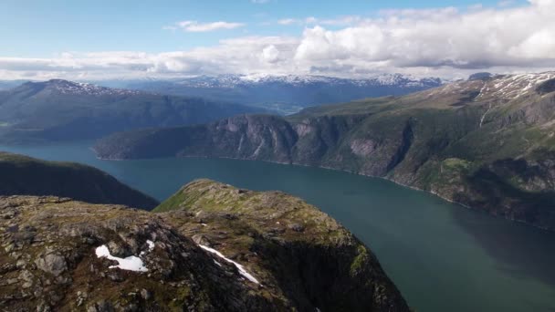 Μεγάλη Ήρεμη Λίμνη Μεταξύ Των Φιόρδ Της Hardangervidda Πυροβολισμός Dronename — Αρχείο Βίντεο