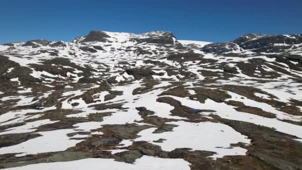 Schwenk Drohne Schoss Schneebedeckten Berg Unter Strahlend Blauem Himmel Norwegen — Stockvideo
