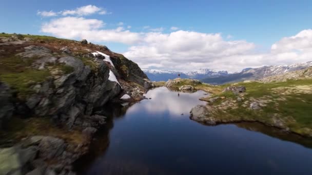 Drohne Fliegt Über Ein Malerisches Spiegelglattes Gletscherwasser Auf Der Spitze — Stockvideo