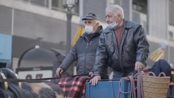 Γέροι Ιππεύουν Μια Άμαξα Για Ευλογήσουν Την Παρέλαση Των Ζώων — Αρχείο Βίντεο