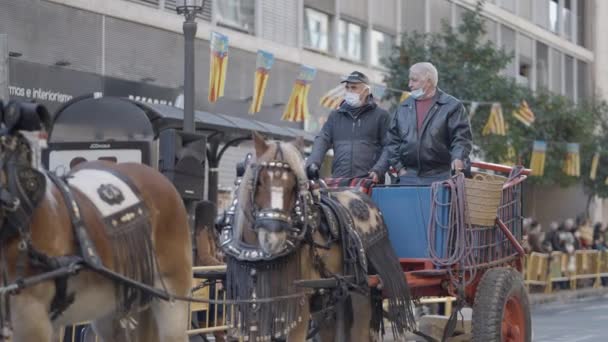 バレンシア スペインの動物の祝福で儀式のハーネスで馬やカートに乗っている人々 静的ショット — ストック動画