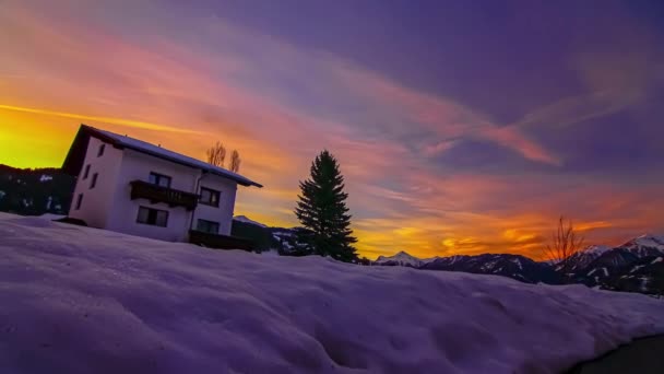 在五彩斑斓的天空中 在白雪覆盖的高山上 大自然母亲的神奇景象日日夜夜闪现 — 图库视频影像