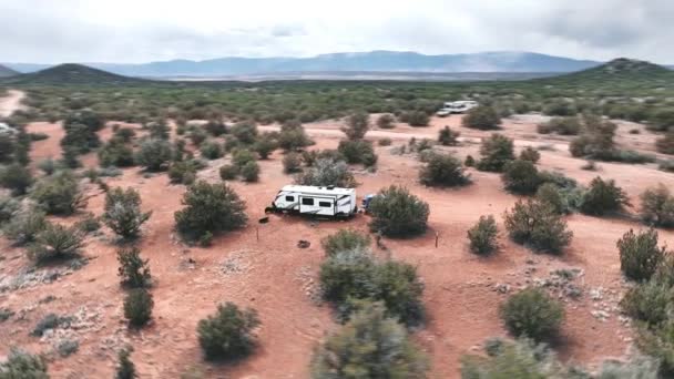 Camper Van Estacionado Desierto Las Cruces Nuevo México Órbita Aérea — Vídeo de stock