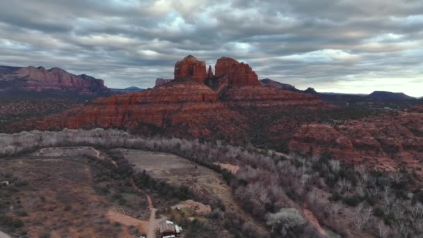 Kathedralenfelsen Gegen Wolkenverhangenen Himmel Sedona Arizona Usa Drohnenschuss Aus Der — Stockvideo