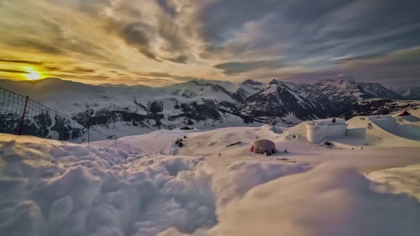 在多云的天空下 雪峰群山上 雪人正在享受九个骑士的活动 时间过得真慢 意大利Livigno — 图库视频影像
