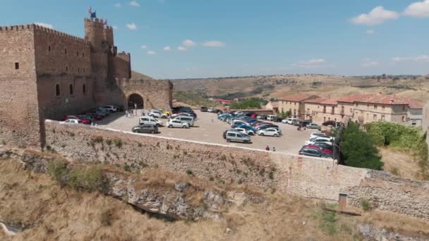 Vieux Château Historique Avec Des Drapeaux Agitant Avec Parking Antenne — Video