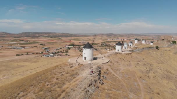 Die Faszinierenden Weißen Windmühlen Des Don Quichote Toledo Mit Sonnenverbrannter — Stockvideo