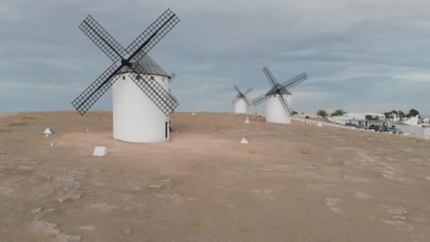 Красивые Белые Испанские Ветряные Мельницы Cuidad Real Сухое Солнце Выжженной — стоковое видео