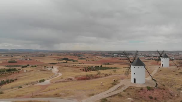 Удивительные Белые Ветряные Мельницы Алькасар Сан Хуан Солнцем Выжженная Земля — стоковое видео