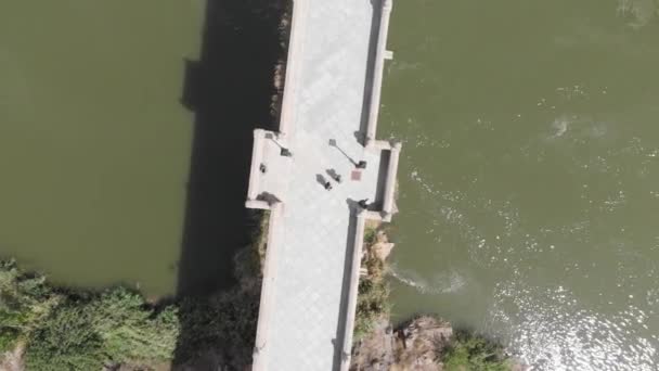 観光客が立っている多治見川にかかるセントマーティン橋 緑の水 トップダウン — ストック動画