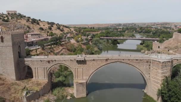 Martin Brücke Über Den Tajo Fluss Grün Und Brauntönen Drohne — Stockvideo