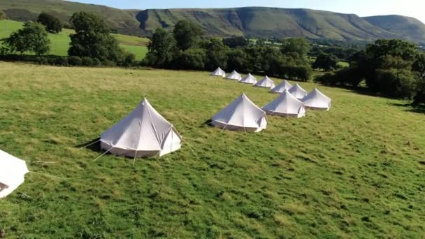 Galler Kırsalında Soldan Sağa Dönen Lüks Çan Çadırlarının Hava Çekimleri — Stok video