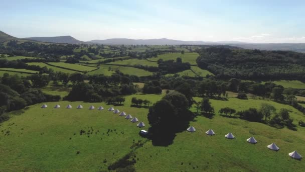 Galler Kırsalındaki Lüks Çan Çadırlarının Hava Çekimleri — Stok video