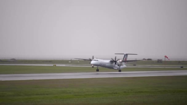 Zeitlupenschuss Eines Turboprop Dash Flugzeugs Bei Der Landung Auf Nasser — Stockvideo