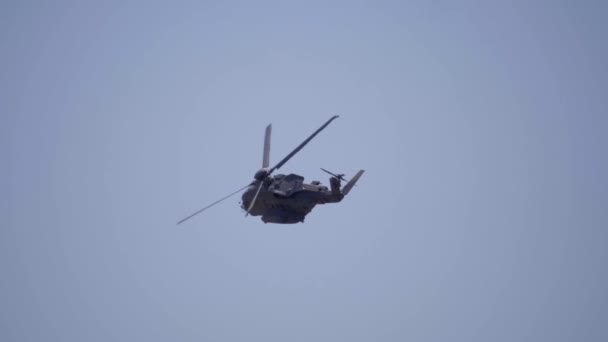 Sikorsky Militer Transportasi Helikopter Terbang Lambat Gerakan — Stok Video