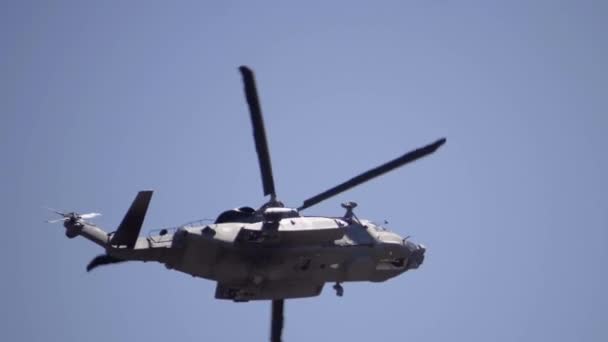 Close Zicht Sikorsky Militaire Helikopter Die Door Slomo Vliegt — Stockvideo
