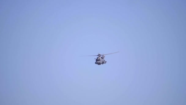 Vojenská Helikoptéra Létání Modrým Nebem Pozadí — Stock video