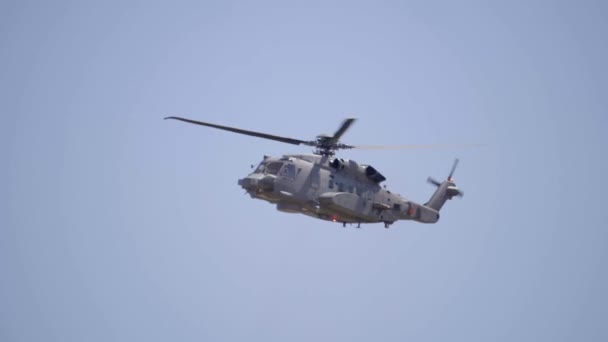 Uçan Sikorsky Superhawk Helikopterinin Yan Görüntüsü Mavi Gökyüzü — Stok video