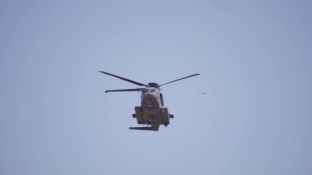 Tung Militär Transporthelikopter Som Flyger Med Blue Sky Bakgrund — Stockvideo