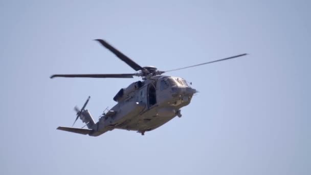 軍用輸送ヘリコプターをホバリング 空の背景 Slomo — ストック動画