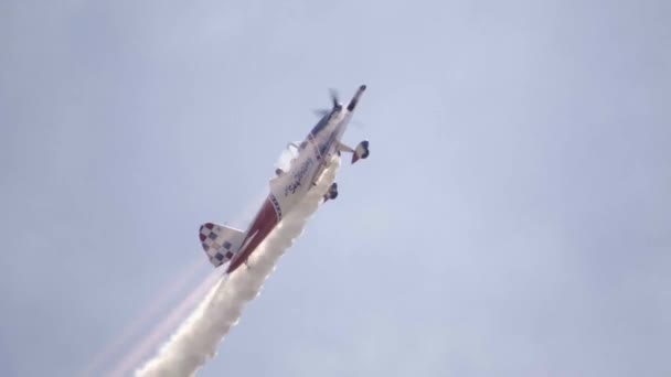 Air Show Stunt Plane Dra Upp Den Ljusa Solen Slow — Stockvideo