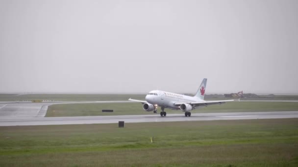 Air Canada Airbus A320 Touching Runway Esős Nap Slomo — Stock videók