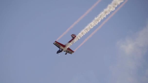 Pesawat Stunt Mesin Tunggal Dengan Lalat Asap Air Show Slomo — Stok Video