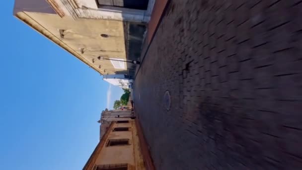Vuelo Vertical Largo Calle Las Damas Junto Edificios Históricos Antiguos — Vídeo de stock