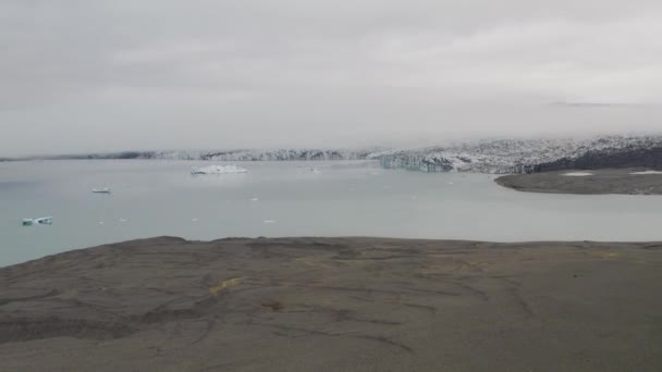 아이슬란드의 구름낀 호수와 Breidamerkurjokull Glacier — 비디오