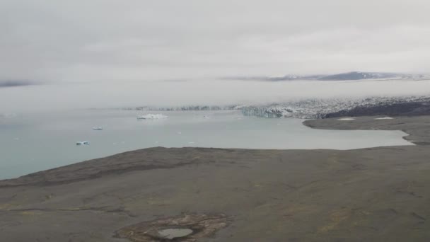 Luchtfoto Van Het Mystieke Wolkenlandschap Dat Het Gletsjermeer Ijsland Bedekt — Stockvideo