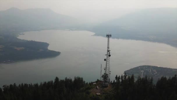 Dağın Tepesindeki Radyo Kulesinin Arka Planında Göl Var Sisli Tepede — Stok video