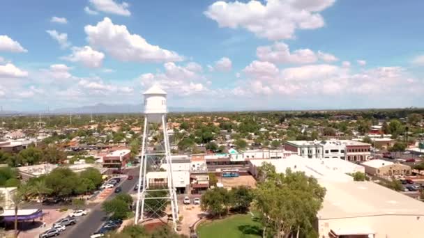 美国亚利桑那州吉尔伯特的金属水塔 一个当地的地标 无人机飞过去了 — 图库视频影像