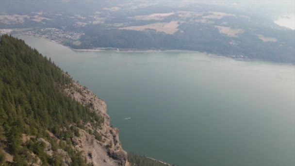 Hermosa Vista Pinos Cima Una Montaña Con Lago Como Fondo — Vídeos de Stock