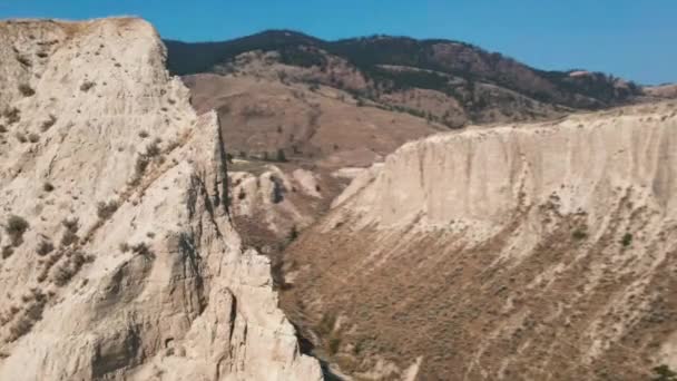Luchtfoto Van Een Prachtige Berg Met Woestijnvegetatie Canyon Als Achtergrond — Stockvideo