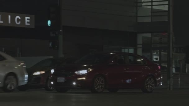 大城市的夜景 有车驶过警察局 开着购物车的无家可归的人走过 Pov Shot — 图库视频影像